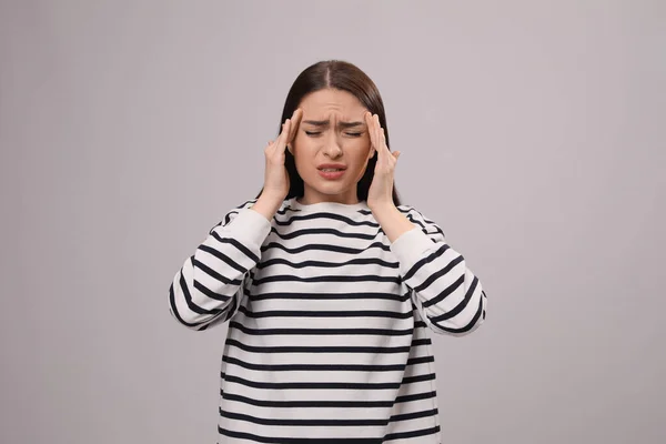 Vrouw Met Hoofdpijn Lichtgrijze Achtergrond Verkoudheid — Stockfoto