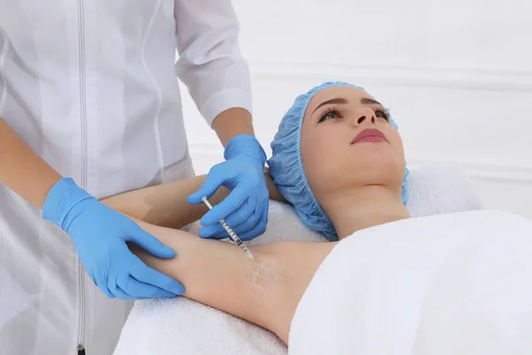 Cosmetologo Che Inietta Ascella Giovane Donna Clinica Trattamento Dell Iperidrosi — Foto Stock