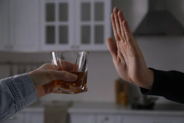 Mann Weigert Sich Whisky Hause Trinken Nahaufnahme Behandlung Von Alkoholabhängigkeit — Stockfoto