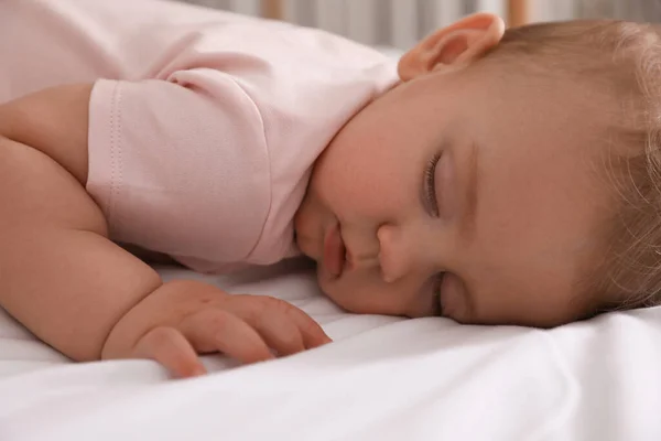Urocze Dziecko Śpiące Łóżku Zbliżenie — Zdjęcie stockowe