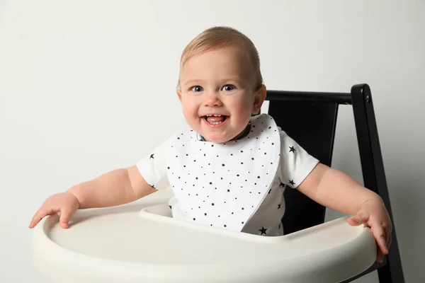 Bebê Bonito Usando Babete Cadeira Alta Fundo Branco — Fotografia de Stock