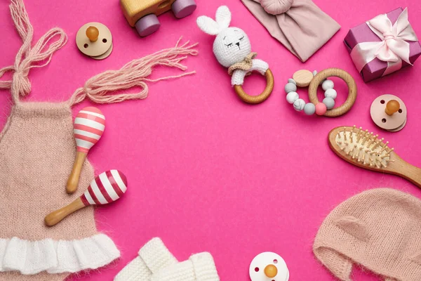 Frame Van Babykleertjes Accessoires Roze Achtergrond Plat Gelegd Ruimte Voor — Stockfoto