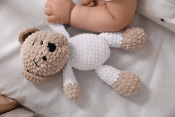 Adorable Bebé Con Oso Juguete Cama Primer Plano — Foto de Stock