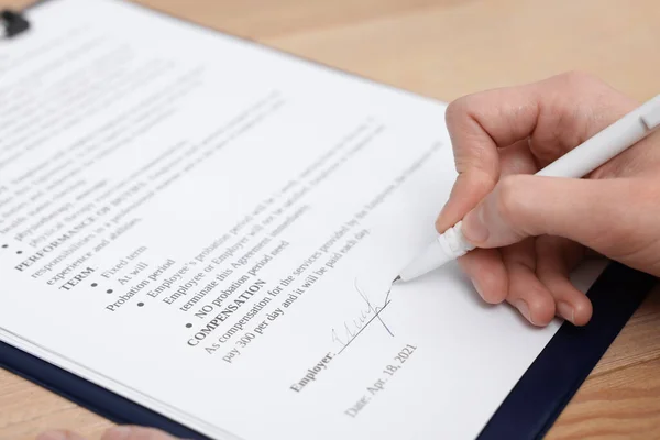 Kvinna Underteckna Kontrakt Vid Träbord Närbild — Stockfoto