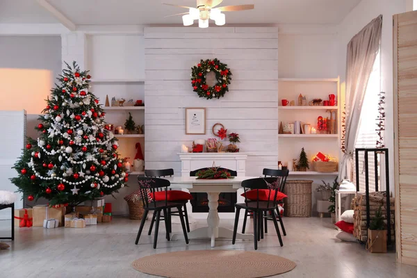 Cozy Dining Room Interior Christmas Tree Festive Decor — 图库照片
