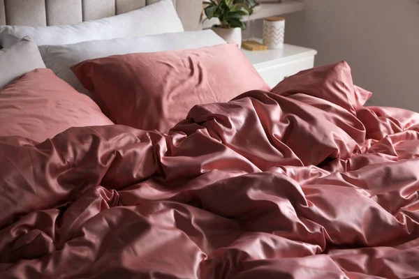 Bed Beautiful Silk Linens Indoors Closeup — Stock Photo, Image
