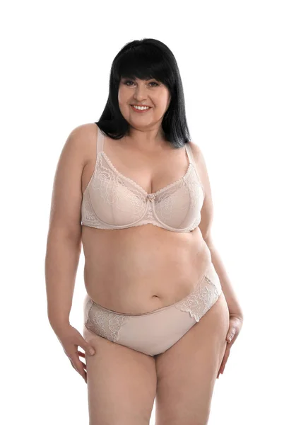 白い背景にベージュの下着を着た美しい太りすぎの女性 プラスサイズモデル — ストック写真