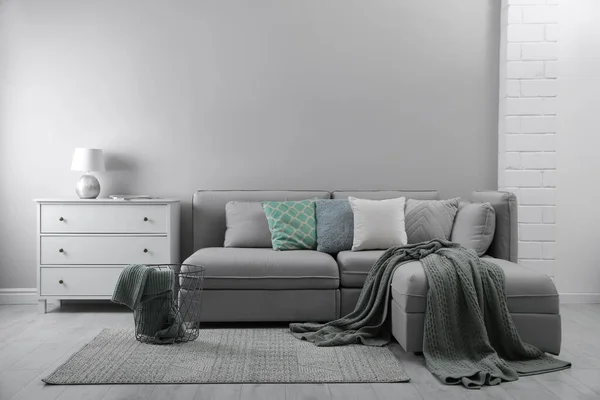 Großes Graues Sofa Und Kommode Neben Heller Wand Zimmer Innenarchitektur — Stockfoto