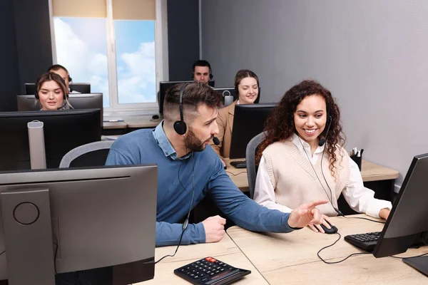 Callcenter Betreiber Mit Headset Arbeiten Modernen Büros — Stockfoto