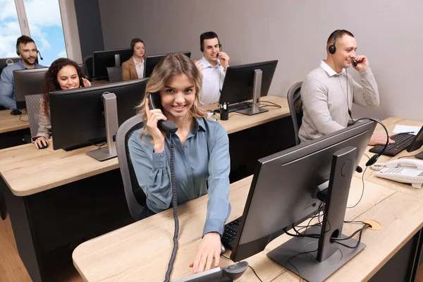 Junge Callcenter Betreiberin Telefoniert Mit Kollegen Modernen Büro — Stockfoto