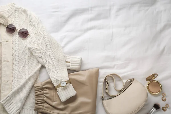 Moda Queda Layout Com Roupa Mulher Cama Branca Vista Superior — Fotografia de Stock