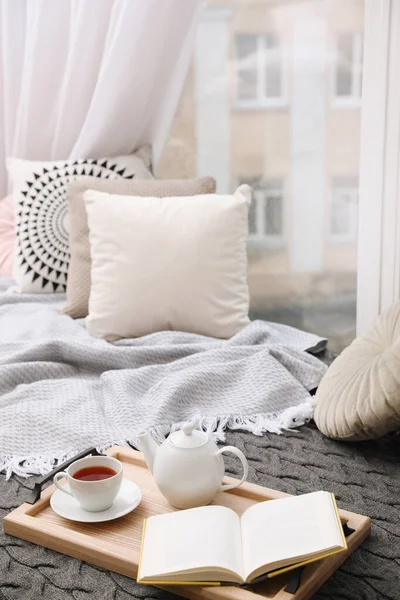 Sala Estar Confortável Com Cobertor Travesseiros Macios Perto Janela Quarto — Fotografia de Stock