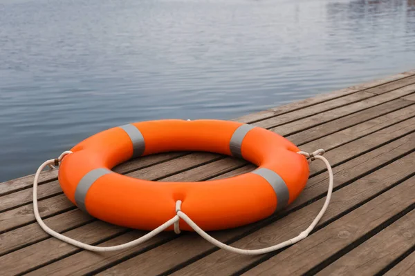 Pomerančová Záchranná Bóje Dřevěném Molu Vody Záchranné Vybavení — Stock fotografie
