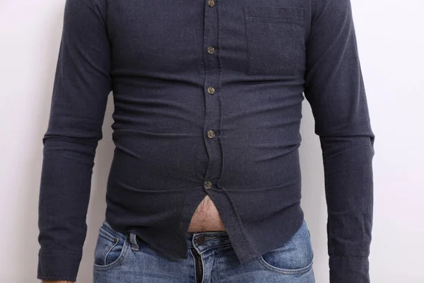Muž Těsné Košili Bílém Pozadí Detailní Záběr Problém Nadváhou — Stock fotografie