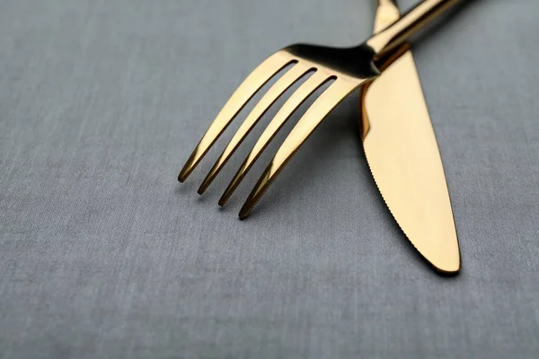 Goldene Gabel Und Messer Auf Grauem Tisch Nahaufnahme — Stockfoto