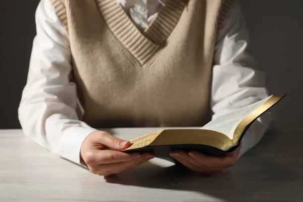 白い木製のテーブルで聖書を読む女性 クローズアップ — ストック写真