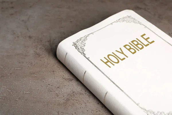 Bibeln Med Vitt Omslag Ljusgrått Bord Närbild — Stockfoto