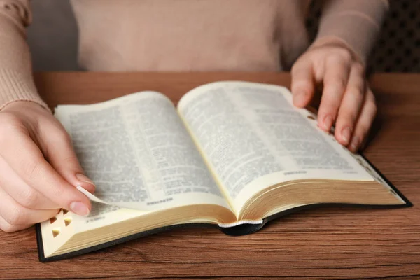 Kvinna Läser Bibeln Vid Träbordet Närbild — Stockfoto