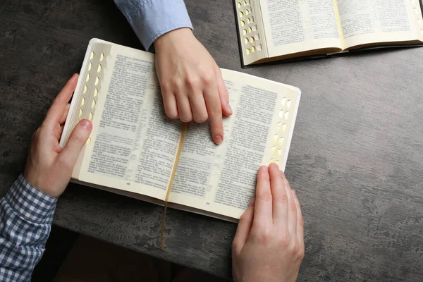 Ödmjuka Par Läser Biblar Vid Grått Bord Tillsammans Ovanifrån — Stockfoto