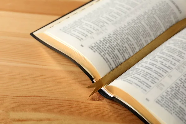 Öppen Bibel Med Bokmärke Träbord Närbild — Stockfoto