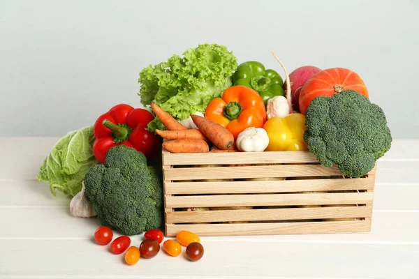 Assortiment Légumes Frais Sur Table Bois Blanc — Photo