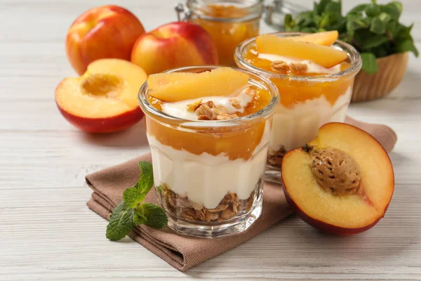 Chutný Broskvový Jogurt Granolou Kousky Ovoce Marmelády Bílém Dřevěném Stole — Stock fotografie