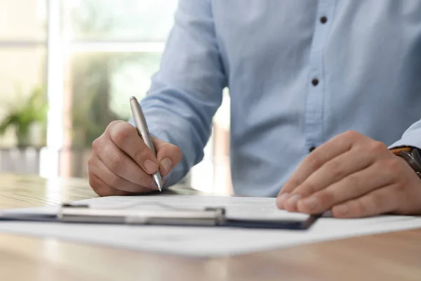 Man Undertecknar Avtal Vid Bordet Office Närbild — Stockfoto