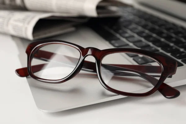 Modern Laptop Och Glas Vitt Bord Närbild — Stockfoto