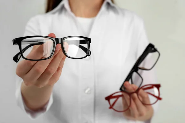 Kvinna Med Olika Glasögon Ljus Bakgrund Närbild — Stockfoto