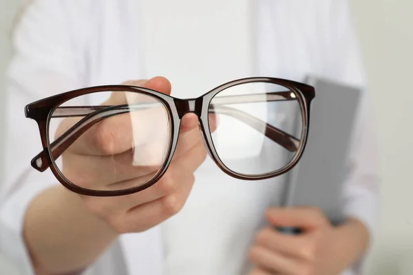 Vrouw Met Bril Lichte Achtergrond Close — Stockfoto