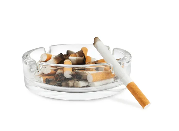 Beyaz Üzerinde Sigara Izmaritleri Olan Cam Kül Tablası — Stok fotoğraf