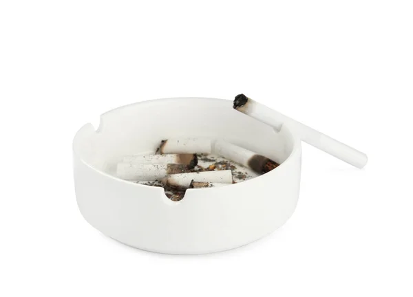 陶瓷烟灰缸 烟蒂与白色隔离 — 图库照片