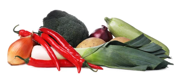 白い背景に新鮮な熟した野菜のヒープ — ストック写真