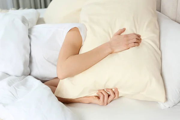 眠れない女性カバー頭とともに枕でベッドに家 — ストック写真