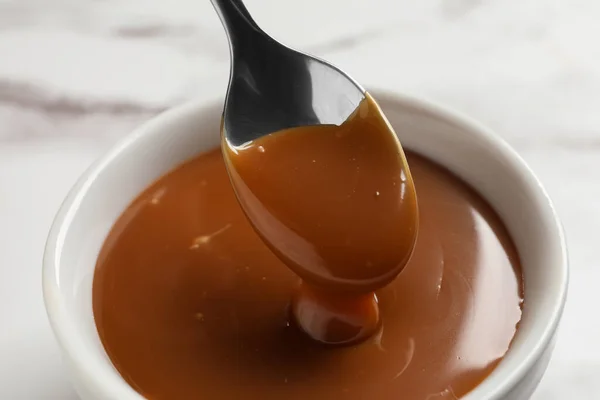 Prendre Caramel Salé Délicieux Avec Cuillère Bol Sur Table Gros — Photo