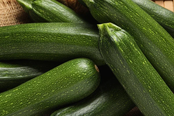 Viele Rohe Reife Zucchinis Auf Sacktuch Nahaufnahme — Stockfoto