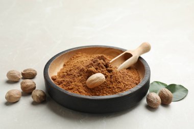 Bir kase hindistan cevizi tozu ve beyaz masa.