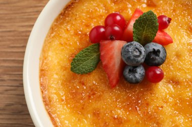 Tahta masada taze böğürtlenli leziz creme brulee, yakın plan