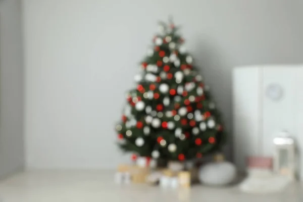 Vue Floue Sur Arbre Noël Magnifiquement Décoré Dans Chambre — Photo