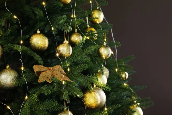 Árbol Navidad Bellamente Decorado Sobre Fondo Marrón Primer Plano —  Fotos de Stock