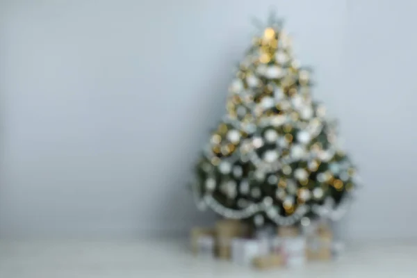 Wazig Zicht Mooie Kerstboom Geschenkdozen Buurt Van Lichtgrijze Muur Kamer — Stockfoto