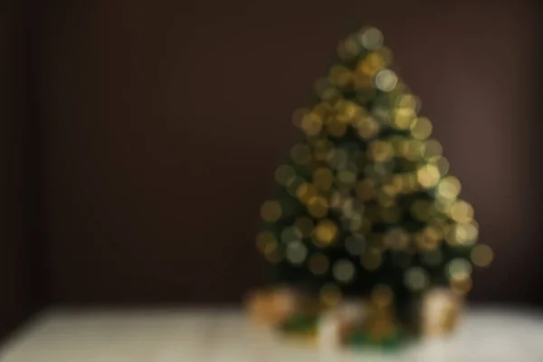 Homályos Kilátás Gyönyörűen Díszített Karácsonyfa Közelében Barna Fal Beltéri Hely — Stock Fotó