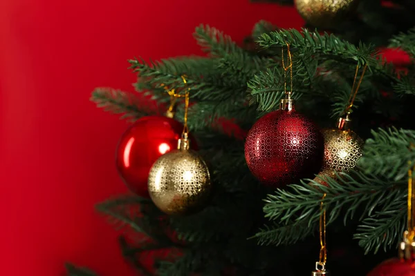 赤い背景に美しく装飾されたクリスマスツリー クローズアップ — ストック写真