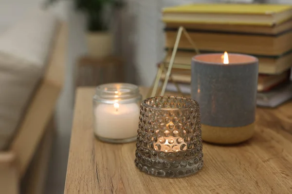 Kerzen Verschiedenen Halterungen Auf Holztisch Drinnen Legen Raum Für Text — Stockfoto