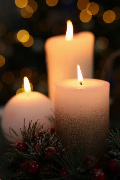 Hermosas Velas Encendidas Contra Las Luces Navidad Primer Plano — Foto de Stock