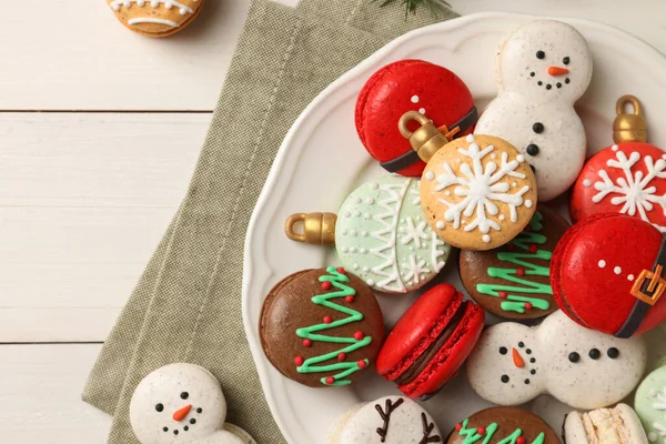 Macarons Navidad Bellamente Decorados Mesa Madera Blanca Laico Plano —  Fotos de Stock