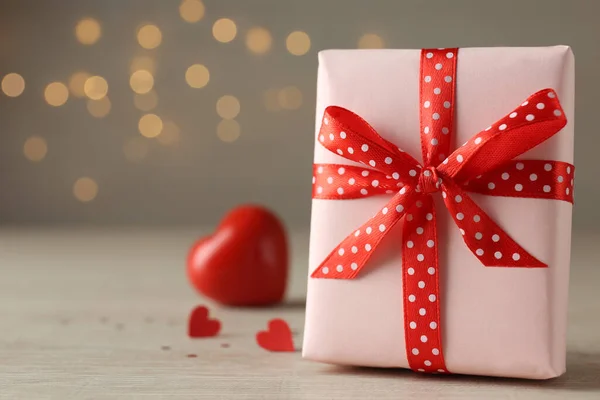 Schöne Geschenkschachtel Mit Roten Herzen Auf Holztisch Gegen Verschwommenes Licht — Stockfoto