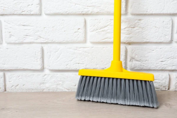 Plastic Broom White Brick Wall Indoors Space Text — Stock Photo, Image