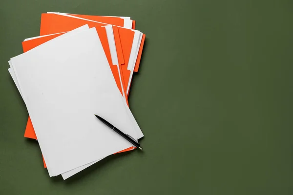 Narancssárga Fájlok Üres Papírlapokkal Tollal Sötétzöld Háttérrel Felülnézetből Szöveg Helye — Stock Fotó