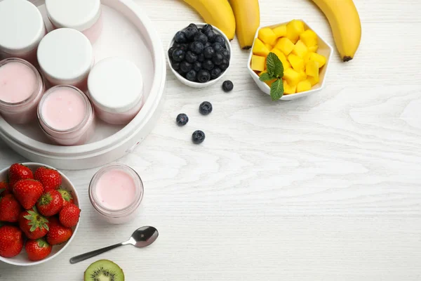 Joghurtmaschine Mit Gläsern Und Verschiedenen Früchten Auf Weißem Holztisch Flach — Stockfoto